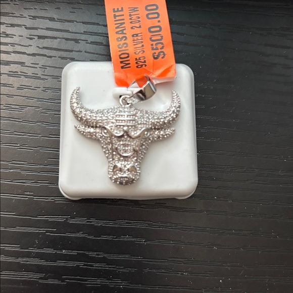 Genuine moissanite 925 sterling silver Chicago Bulls Pendant - Picture 2 of 3